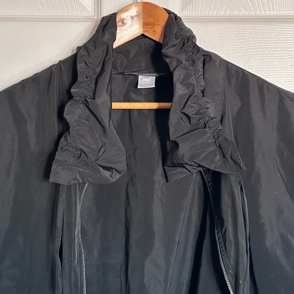 Stylish Black Vest with Zip Closure - Picture 2 of 9